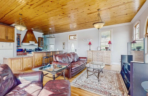 Maynardville Cabin | Stunning Lake Front Home, Sleeps 13, Dock, Views