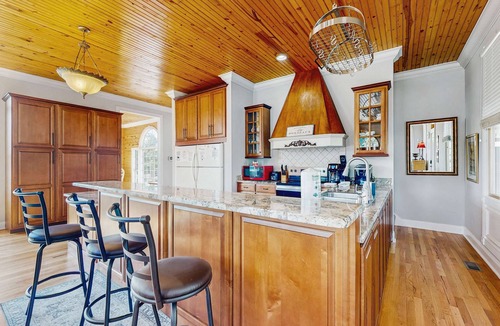 Maynardville Cabin | Stunning Lake Front Home, Sleeps 13, Dock, Views