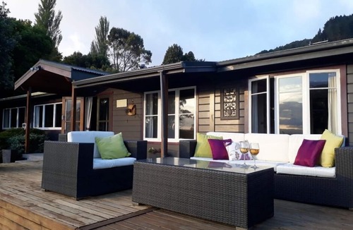 Hamurana House | Stunning Lake Front Views with Private Garden