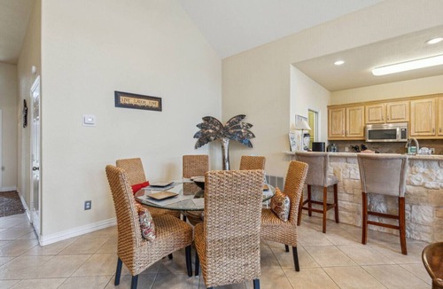 Gun Barrel City House | Stunning Lake Home Get Away on The Water!