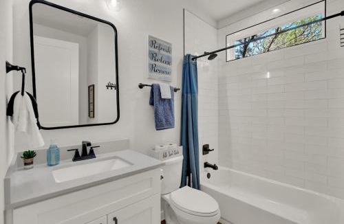 Point Venture House | Stunning Lake Home with Pool-Beach-Gym-Boat Access