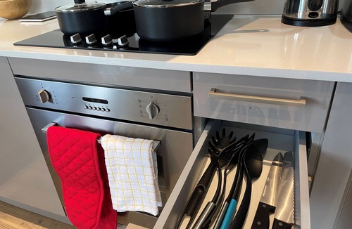 Gillingham Apartment | Stunning Lake n City View 2BD 2BA