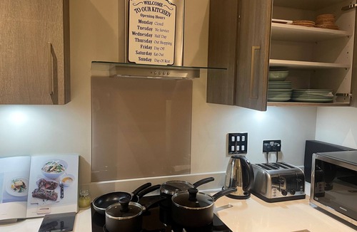 Gillingham Apartment | Stunning Lake n City View 2BD 2BA