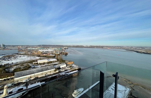 Gillingham Apartment | Stunning Lake n City View 2BD 2BA