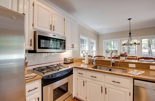 Eatonton Cottage | Stunning Lake Oconee Retreat w/Pool Access!