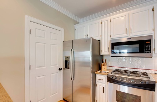 Eatonton Cottage | Stunning Lake Oconee Retreat w/Pool Access!