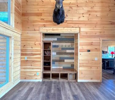 Sylvan Shores House | Stunning Lake Views · 3BR Cabin · Eureka Springs