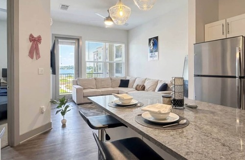 Las Colinas Apartment | Stunning Lake Views | DART Train | Gym & Pool