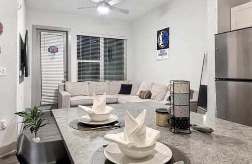 Las Colinas Apartment | Stunning Lake Views | DART Train | Gym & Pool