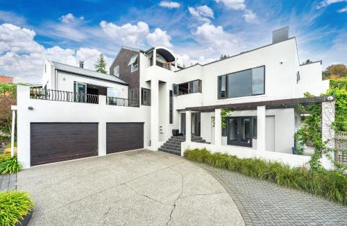 Acacia Bay House | Stunning Lake Views