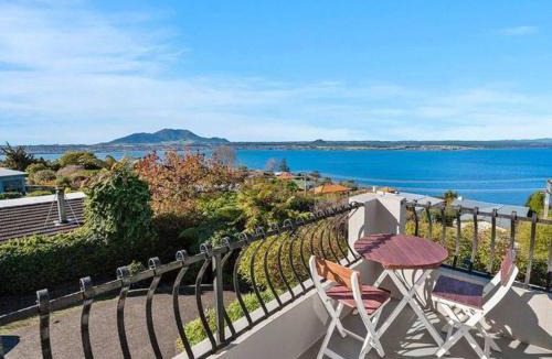 Acacia Bay House | Stunning Lake Views