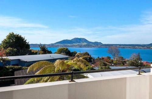 Acacia Bay House | Stunning Lake Views