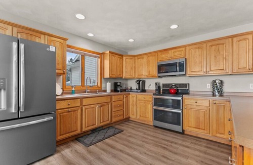 Fremont House | Stunning Lake Views! Sleeps 10!