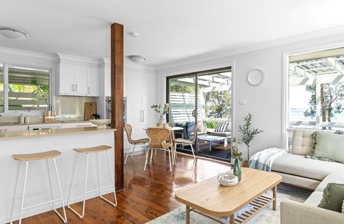 Budgewoi Apartment | Stunning Lakefront Home with Bonus Studio