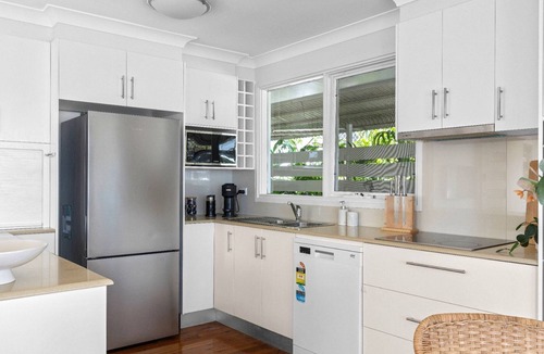 Budgewoi Apartment | Stunning Lakefront Home with Bonus Studio