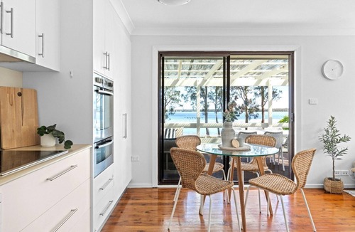 Budgewoi Apartment | Stunning Lakefront Home with Bonus Studio