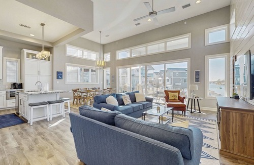 Kingsland House | Stunning lakefront home w/pickleball, shared pool & sand volleyball