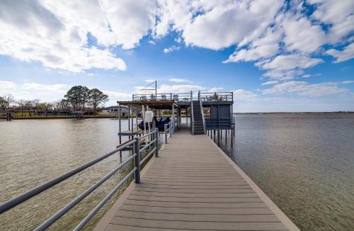 Star Harbor House | Stunning Lakefront Malakoff Home w/Dock & Deck