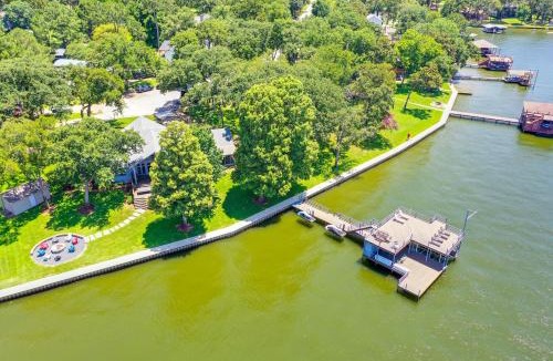 Star Harbor House | Stunning Lakefront Malakoff Home w/Dock & Deck