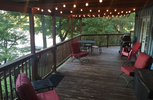 Leesburg House | Stunning Lakefront!