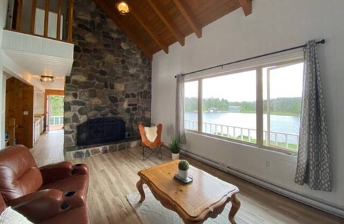 Mount Carmel-Mitchells Brook-St. Catherines House | Stunning Lakehouse Deer Park Waterfront Cottage
