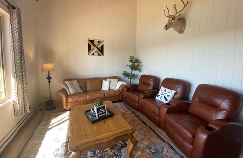 Mount Carmel-Mitchells Brook-St. Catherines House | Stunning Lakehouse Deer Park Waterfront Cottage