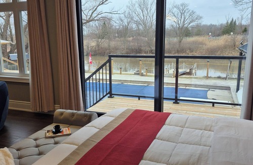 Niagara Falls Bed & Breakfast | Stunning Lakeview King Suite Free Breakfast