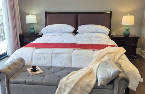 Niagara Falls Bed & Breakfast | Stunning Lakeview King Suite Free Breakfast