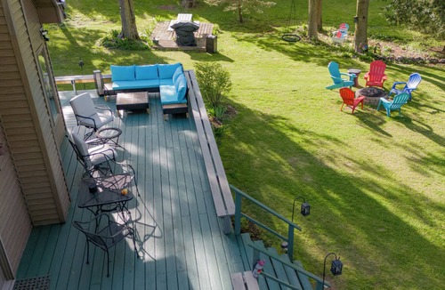 Town of Hounsfield Cottage | Stunning Lakeview Home: 2BR+Loft, Kayaks, Fire Pit & Shaded Yard – Pet Friendly!