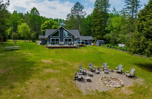 Novar Cabin | Stunning Lakeview Cottage