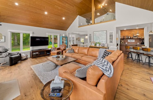Novar Cabin | Stunning Lakeview Cottage