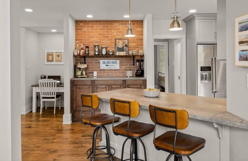 Novar Cabin | Stunning Lakeview Cottage