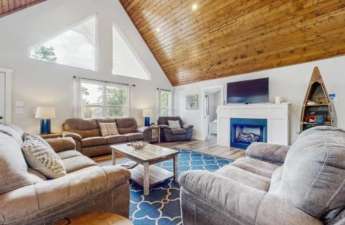 Lakeside Estates House | Stunning Lakeview Home Game Room Dock Hot Tub