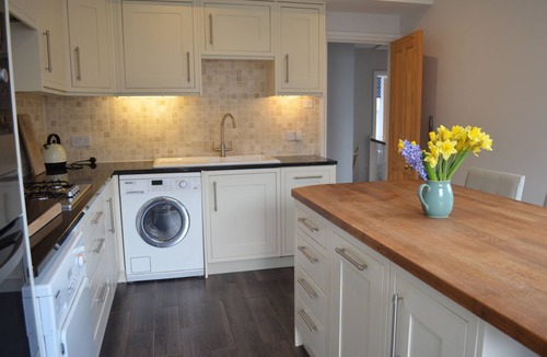 Clayton Apartment | Stunning large 3 bedroom apartment with parking space and secluded roof terrace