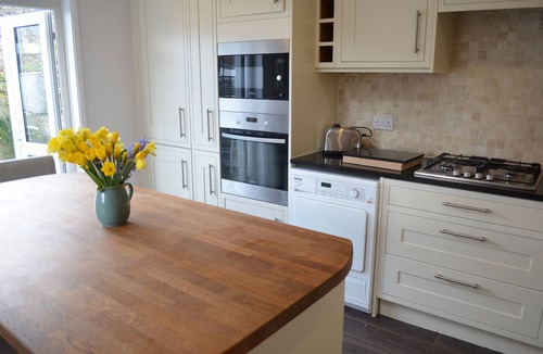 Clayton Apartment | Stunning large 3 bedroom apartment with parking space and secluded roof terrace