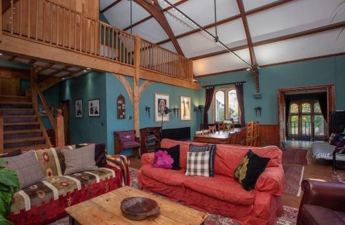 Box House | ※ Stunning, Large Chapel, Nr Bath (EC) ※