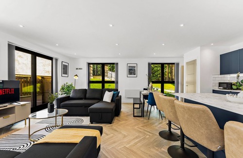 Headingley Apartment | Stunning Large Leeds Apartment - Parking