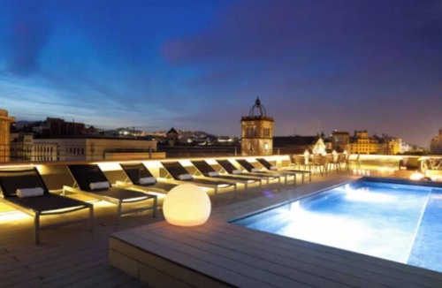El Raval Apartment | Stunning Light-Filled Apartment with Rooftop Pool in Central Barcelona