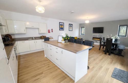 Chapeltown House | Stunning Lodge with Hot Tub