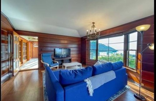 Diamond Crestview House | Stunning Loft in Laguna Beach. Steps away from the beach.