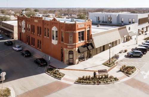 Kaufman Apartment | Stunning Loft On the Square