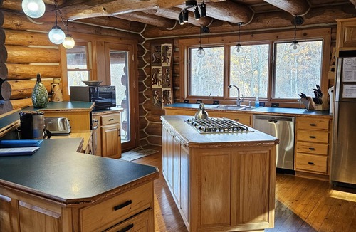 Lake Leelanau House | Stunning log home near Leland. Hot tub. A/C.