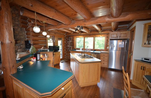 Lake Leelanau House | Stunning log home near Leland. Hot tub. A/C.