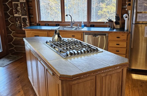 Lake Leelanau House | Stunning log home near Leland. Hot tub. A/C.