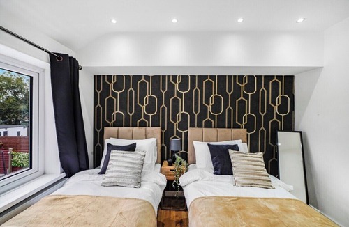 Parsloes House | Stunning London Home - Parking