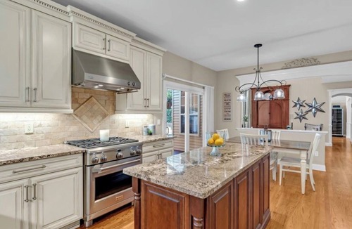 Stone Tavern House | Stunning Luxury Private Oasis, Pool, BBQ, Jacuzzi & Fire Pit 6 min to Six Flags