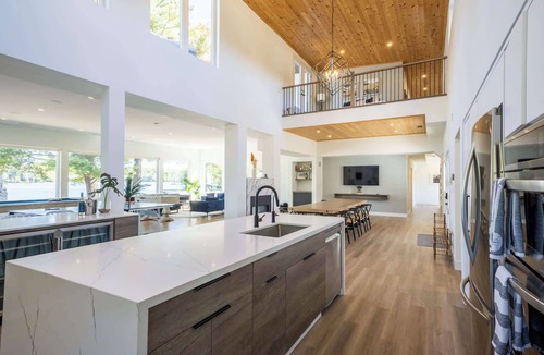 Foley House | Stunning Luxury Cottage on Oastler Lake