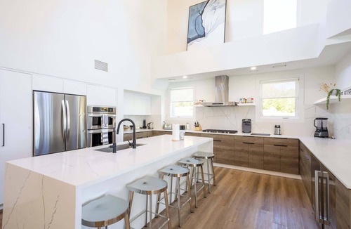 Foley House | Stunning Luxury Cottage on Oastler Lake
