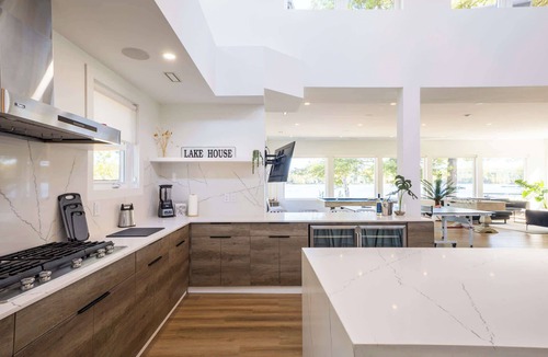 Foley House | Stunning Luxury Cottage on Oastler Lake