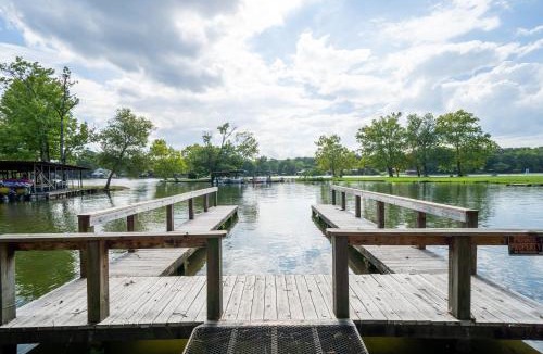 Mid America House | Stunning Luxury Lakefront Lodge! 8 BRs! Sleeps 32!